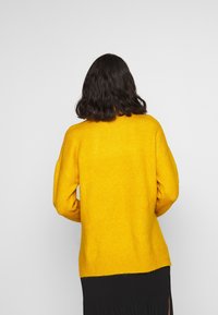 KIOMI Stickad tröja - yellow