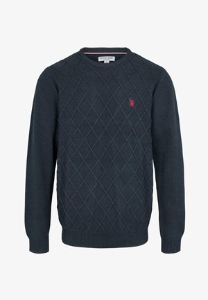 Jersey azul marino con cuello redondo, patrón de punto en forma de diamante y pequeño logotipo rojo bordado en el pecho, mangas largas, puños y bajo acanalados.
