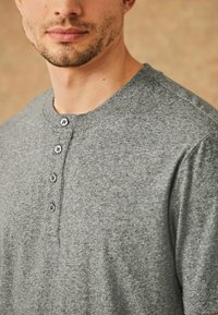 Next MOTIONFLEX COSY SET STANDARD - Nattplagg set - grey black check