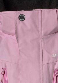 Rosa vattentät jacka med en slät textur, med knäppning fram, sidofickor med dragkedja och broderad logotyp på bröstet.