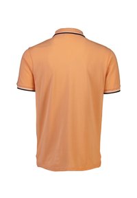 Polo arancione realizzato in tessuto morbido, con colletto piatto e maniche corte, decorate con dettagli in bianco e nero ai polsini.