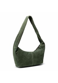 Borsa a spalla verde in suede con una lunga tracolla, texture morbida, chiusura con zip e design curvo. Presenta un dettaglio di cucitura sul corpo.