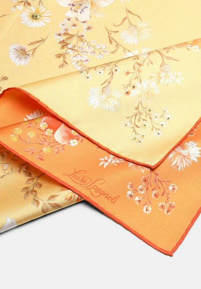Foulard en soie jaune avec motifs floraux, revers orange et bords cousus rouges. Nom de la marque "Luisa Lagnoli" imprimé en orange.