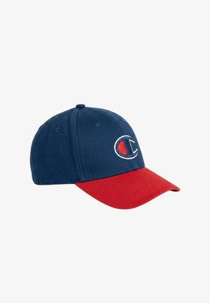 Cappellino da baseball con corona blu navy e visiera curva rossa, con logo rosso e blu navy bordato di bianco sul pannello frontale.
