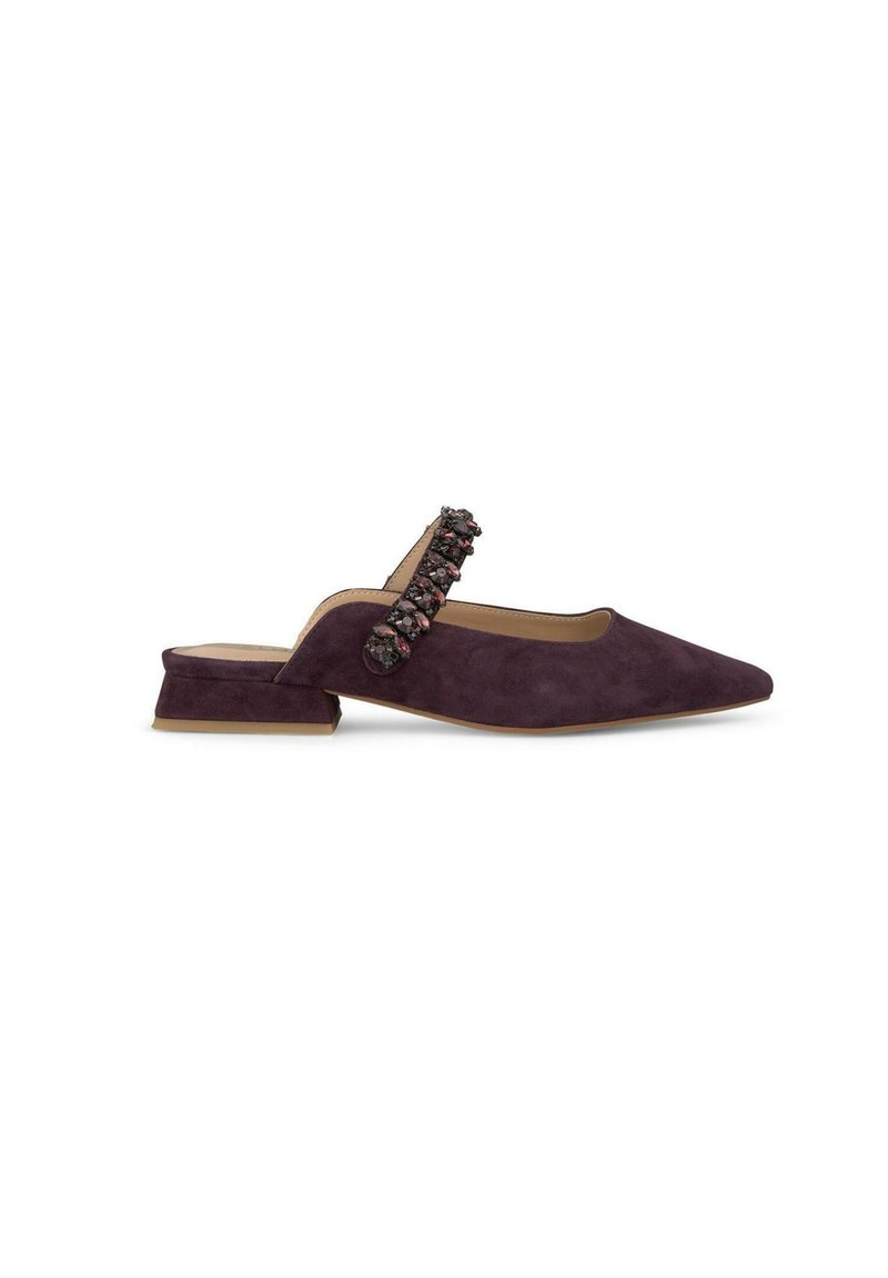 Sandale en daim violet avec un bout pointu et un petit talon carré, ornée d'une sangle décorative agrémentée de pierres précieuses colorées.