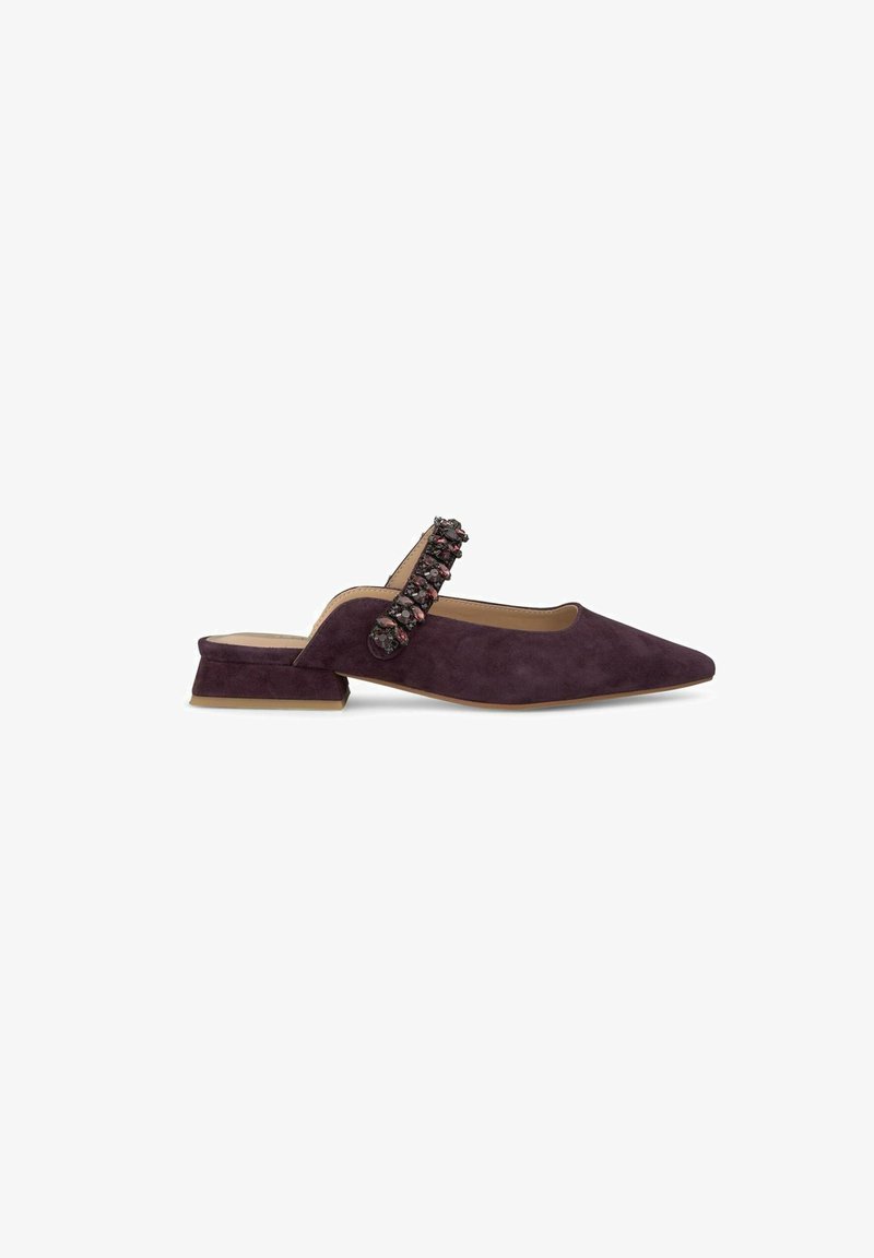 Sandale en daim violet avec un bout pointu et un petit talon carré, ornée d'une sangle décorative agrémentée de pierres précieuses colorées.