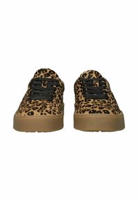Zapatillas de leopardo con cordones negros, que presentan un material texturizado similar al pelo y una suela de goma beige, diseñadas con una forma redondeada.