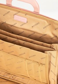Beige Laptop-Tasche Innenseite mit mehreren Fächern, markierter Futterung und einem Netzfach. Verfügt über einen rosa Griff und einen Reißverschluss.