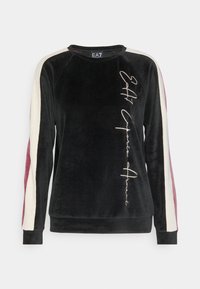 Felpa nera a maniche lunghe in velluto con strisce bianche e bordeaux sulle maniche, con testo verticale "EA7 Emporio Armani" sul lato destro anteriore.