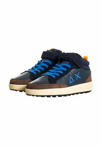 Sneakers alte in pelle blu e suede marrone. Presentano lacci blu, un strap in velcro e una suola in gomma con battistrada testurizzato. Dettaglio del logo blu.