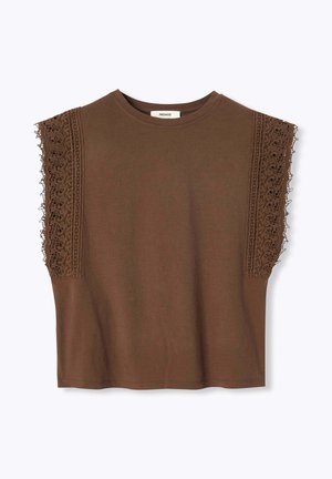 Haut marron sans manches avec détails en dentelle aux épaules et col rond, confectionné dans un tissu lisse, posé à plat sur fond blanc.