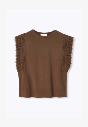 Haut marron sans manches avec détails en dentelle aux épaules et col rond, confectionné dans un tissu lisse, posé à plat sur fond blanc.
