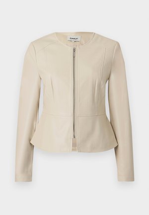 Beige keinonahkainen takki, jossa pyöreä pääntie, pitkät hihat ja vetoketjullinen edusta. Takissa on peplumhelma ja sileä, kiiltävä pinta.