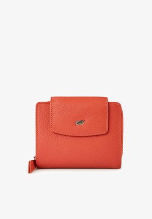 Compact oranje leren portemonnee met een voorflap, zilveren neushoornembleem en een ritssluiting aan de zijkant.