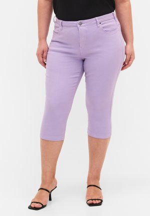 Jeans capri lilas en coton extensible. Design ajusté avec cinq poches et fermeture à bouton. L'ourlet s'arrête juste en dessous du genou.