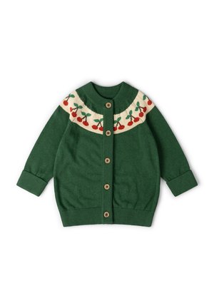 Grüne Strickjacke mit Holzknöpfen und einem cremefarbenen Einsatz mit Muster aus roten Kirschen und grünen Blättern.