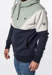Felpa con blocchi di colore caratterizzata da pannelli verde, grigio chiaro e blu navy. Realizzata in morbido tessuto, con tasca a marsupio e dettagli sui gomiti.