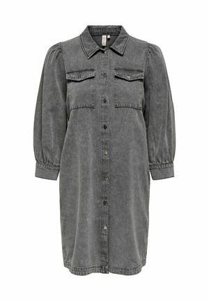 Szara denimowa sukienka z kołnierzykiem, podwójnymi kieszeniami na piersiach, zapięciem na guziki z przodu oraz puffowanymi rękawami. Charakteryzuje się luźnym krojem i długością do kolan.