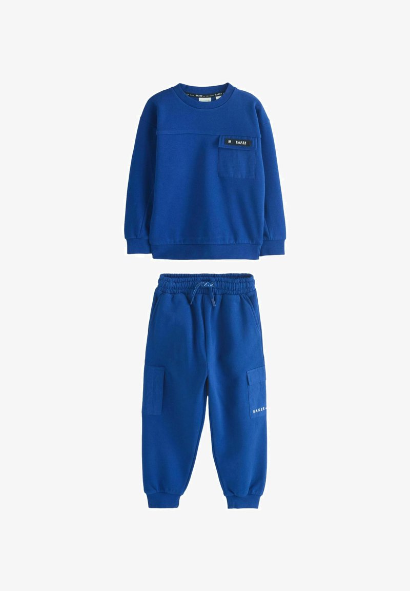 Blauer Sweatshirt mit einer Brusttasche und gesticktem Logo, kombiniert mit passenden blauen Jogginghosen mit Cargotaschen und elastischen Bündchen.