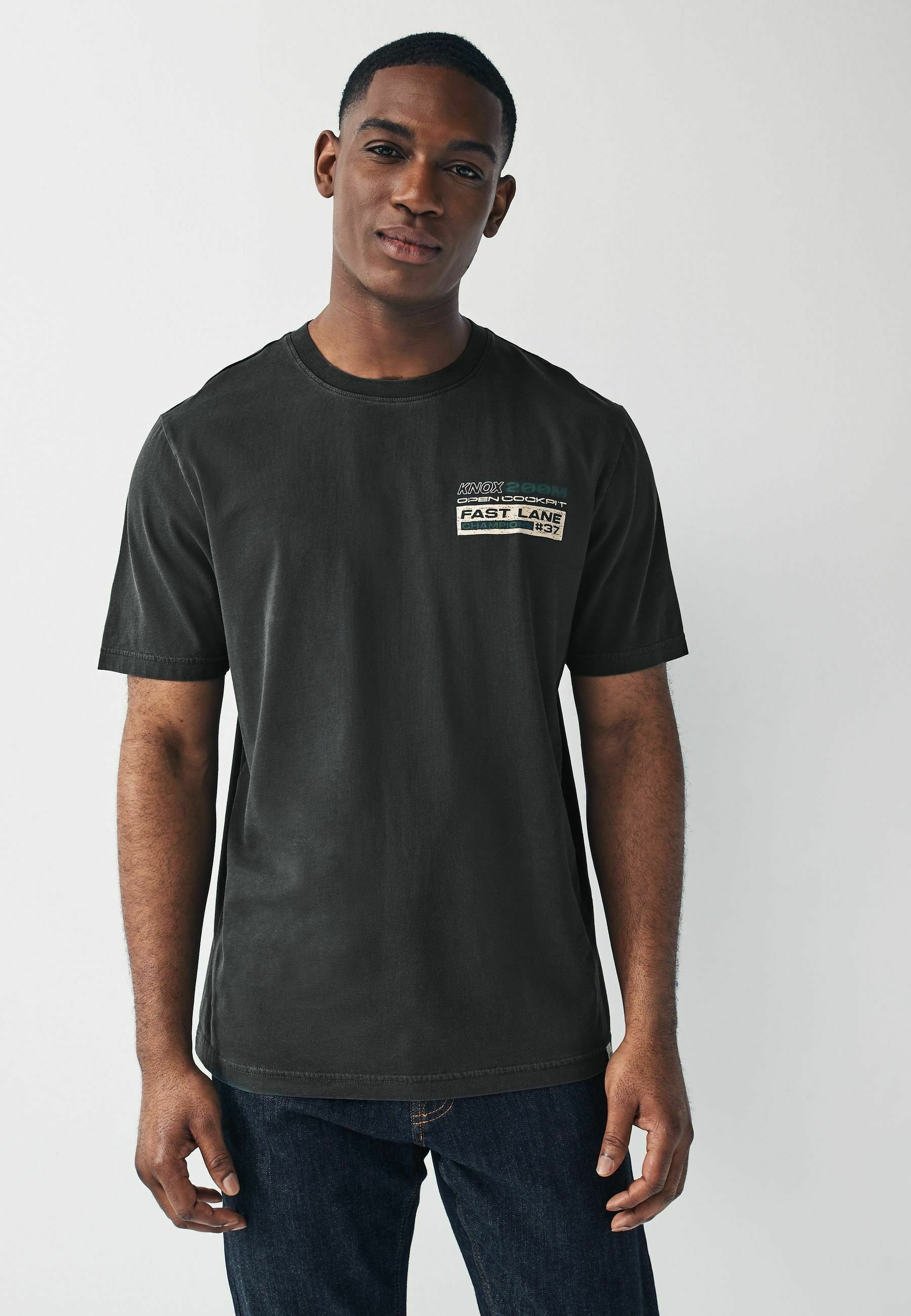 straight fit t shirt