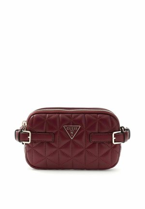Borsa a tracolla in pelle trapuntata color bordeaux con fibbie argentate sulle cinghie, chiusura con cerniera e targhetta triangolare con logo Guess USA al centro frontale.
