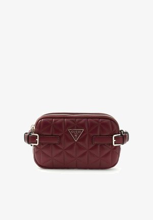 Borsa a tracolla in pelle trapuntata color bordeaux con fibbie argentate sulle cinghie, chiusura con cerniera e targhetta triangolare con logo Guess USA al centro frontale.