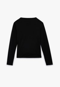 Top negro de manga larga con cuello redondo, hecho de tejido suave, con un diseño ajustado y un dobladillo recto a la altura de la cintura.