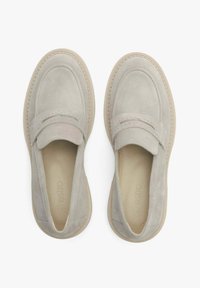 Jasnoszare zamszowe mokasyny z zaokrąglonym noskiem, elastycznym wykończeniem po bokach i pasującą gumową podeszwą. Ozdobione subtelnymi przeszyciami.