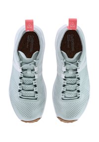 Sneaker verde chiaro con tomaia in pelle perforata, suola in gomma bianca e linguetta rosa. Presenta lacci con un design a loop unico.