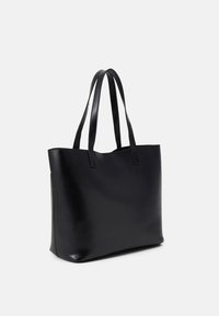 Svart läder tote-väska med två långa handtag, en elegant, slät yta, rektangulär form och ingen synlig hårdvara eller detaljer.