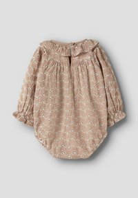 Gaiši rozā garroku bērnu bodijs ar baltām izgriezuma detaļām, volāna apkakli un elastīgām aprocēm. Aizmugurēši aiztaisāms ar pogu.