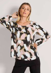 Blouse met lange mouwen en een ronde hals, voorzien van een multicolor abstract penseelstreekpatroon in roze, zwart, wit en beige.