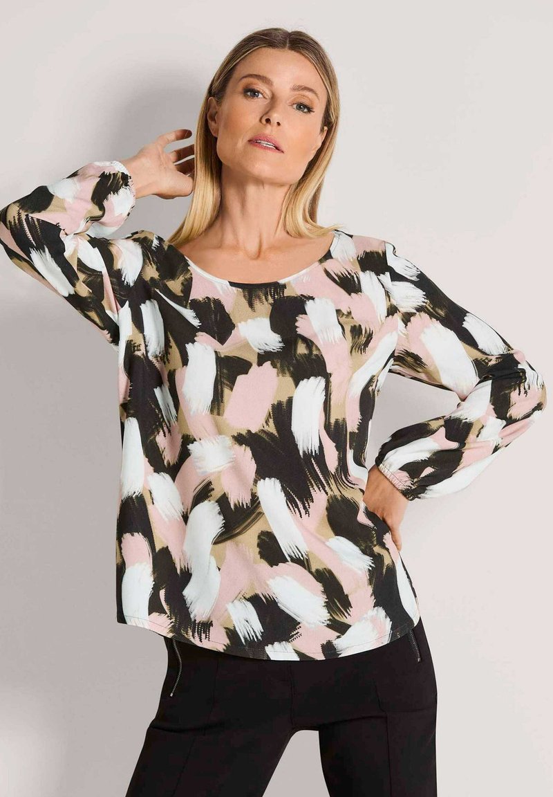 Blouse met lange mouwen en een ronde hals, voorzien van een multicolor abstract penseelstreekpatroon in roze, zwart, wit en beige.