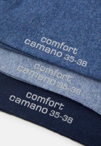 Τρεις ζευγάρια μπλε κάλτσες με την ένδειξη "comfort camano 35-38," που διαθέτουν υφασμάτινη πλέξη και ποικιλία αποχρώσεων του μπλε.