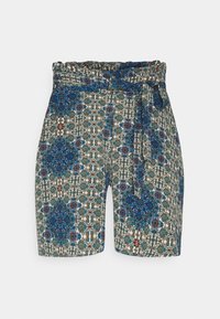 Pantalones cortos con estampado y cintura con cinturón, con intrincados diseños en azul, marrón y verde sobre un fondo claro. Fabricados con tela ligera.