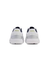 Vitaid sneakers i vitt med marinblå accenter, med en texturerad överdel, dämpad sula och märkeslogotyp på hälen. Designen inkluderar Aerotech-teknologi.