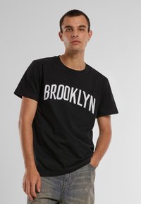 Mister Tee BROOKLYN  - Marškinėliai su spaudiniu - black