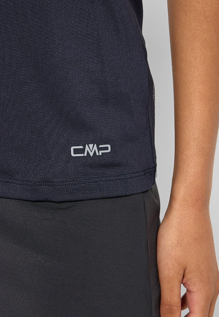 T-shirt de sport marine avec logo CMP à l'ourlet, fabriqué à partir d'un tissu texturé et léger. Présente une coupe régulière et des manches courtes.