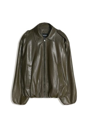 Olíva zöld bőr dzseki cipzáros elülső résszel, széles gallérral, leejtett vállakkal és két oldalzsebbel. Puha tapintású és laza szabású.