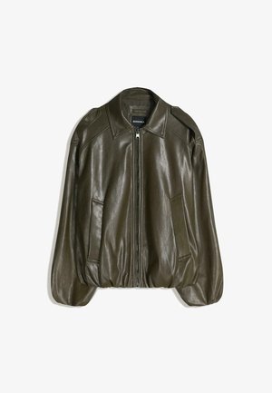 Olíva zöld bőr dzseki cipzáros elülső résszel, széles gallérral, leejtett vállakkal és két oldalzsebbel. Puha tapintású és laza szabású.