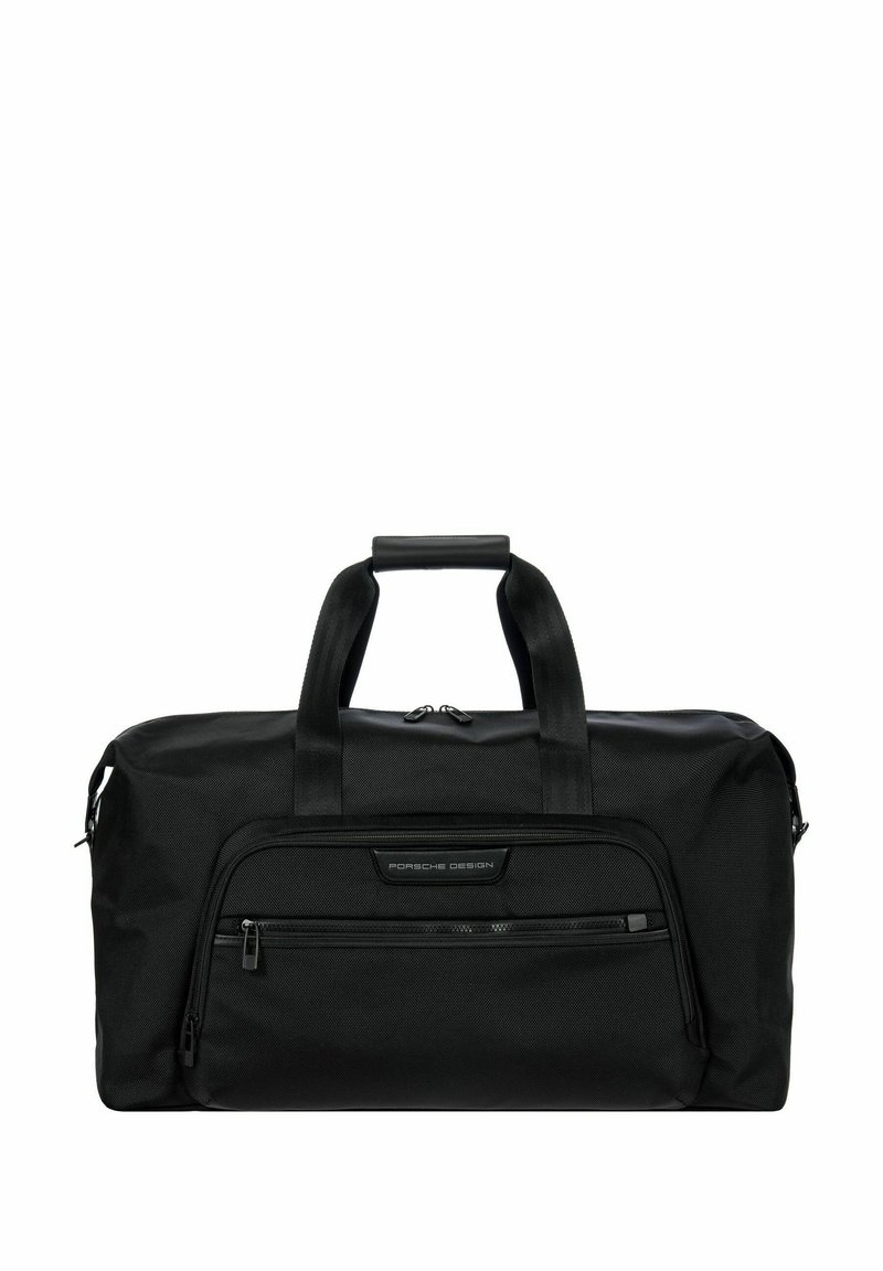 Sac de sport en tissu noir durable avec deux poignées supérieures, un compartiment principal zippé et une poche avant au design élégant et à la finition texturée.