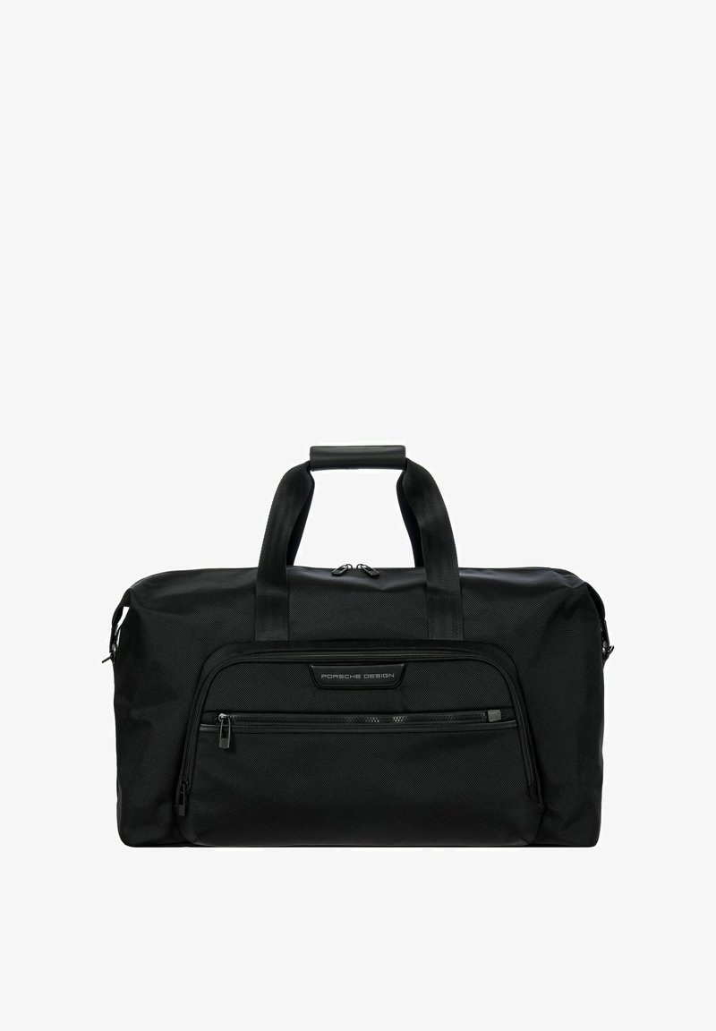 Sac de sport en tissu noir durable avec deux poignées supérieures, un compartiment principal zippé et une poche avant au design élégant et à la finition texturée.