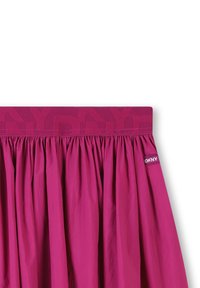 Jupe fuchsia avec un design froncé et une taille élastique dotée de lettres en relief. Petite étiquette logo sur le côté. Texture lisse.