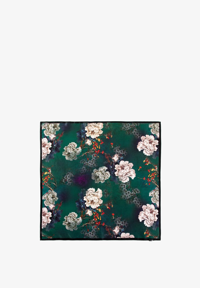 Bufanda floral multicolor con un fondo verde oscuro, adornada con grandes peonías blancas y sutiles toques de follaje rojo y azul. Textura suave.