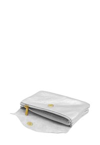 Portefeuille en cuir argenté avec fermeture éclair, présentant une texture lisse et un accent de quincaillerie dorée. L'intérieur montre un compartiment et un revêtement doux.