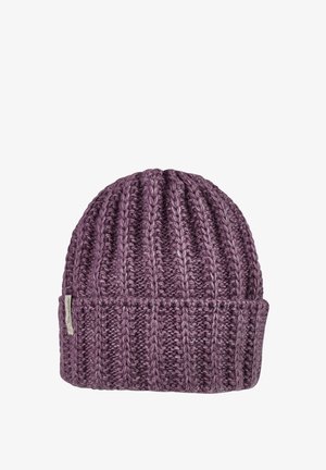 Lila gestrickte, gerippte Wollmütze mit umgeschlagenem Saum und kleinem Stoffetikett an der Seite vor weißem Hintergrund.