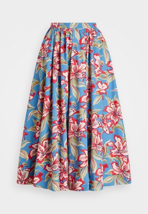 Saia A-line floral em tecido azul, com flores vermelhas e creme e folhas verdes, pregas detalhadas e um cós largo.