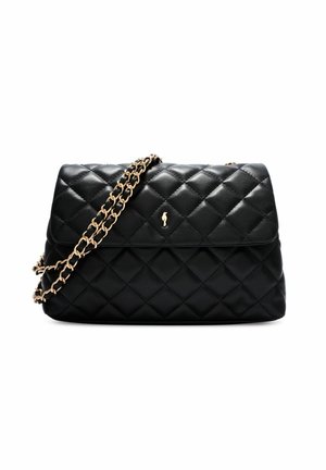 Czarna pikowana torebka ze skóry z paskiem na złotym łańcuchu i małym złotym emblematem na przedniej klapie, na białym tle.