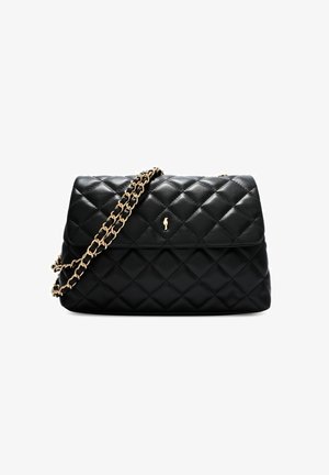 Czarna pikowana torebka ze skóry z paskiem na złotym łańcuchu i małym złotym emblematem na przedniej klapie, na białym tle.