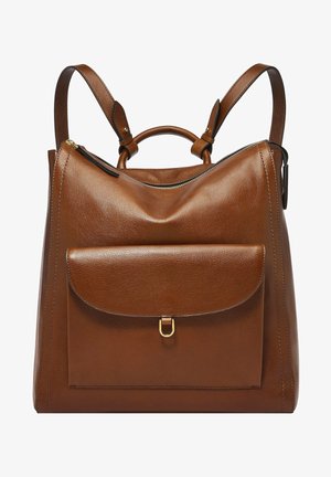 Brązowy skórzany plecak o strukturalnym kształcie, z przednią kieszenią z zamknięciem w złotym odcieniu i podwójnymi ramiączkami. Detale teksturowanej powierzchni.